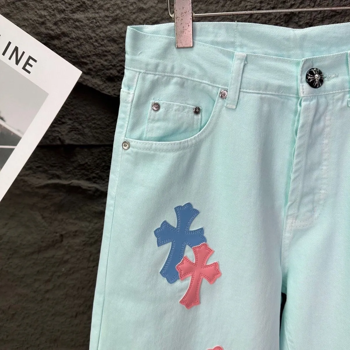 P270 💰 (Top version) CHROME HEARTS 25ss dopamine light blue cross-painted leather washed jeans - Full of exploring the ultimate in fashion, Chrome Hearts' new Chrome Hearts pants not only present a unique style, the fresh ice blue color looks particularly youthful and energetic. The mid-high waist design is paired with a lazy and casual style, which not only shows long legs but also maintains a casual feel. It is a must-have fashion choice for trendy men and trendy women. Color: Dopamine light blue Size: 28-30-32-34-36 (corresponds to S-M-L-XL-XXL)